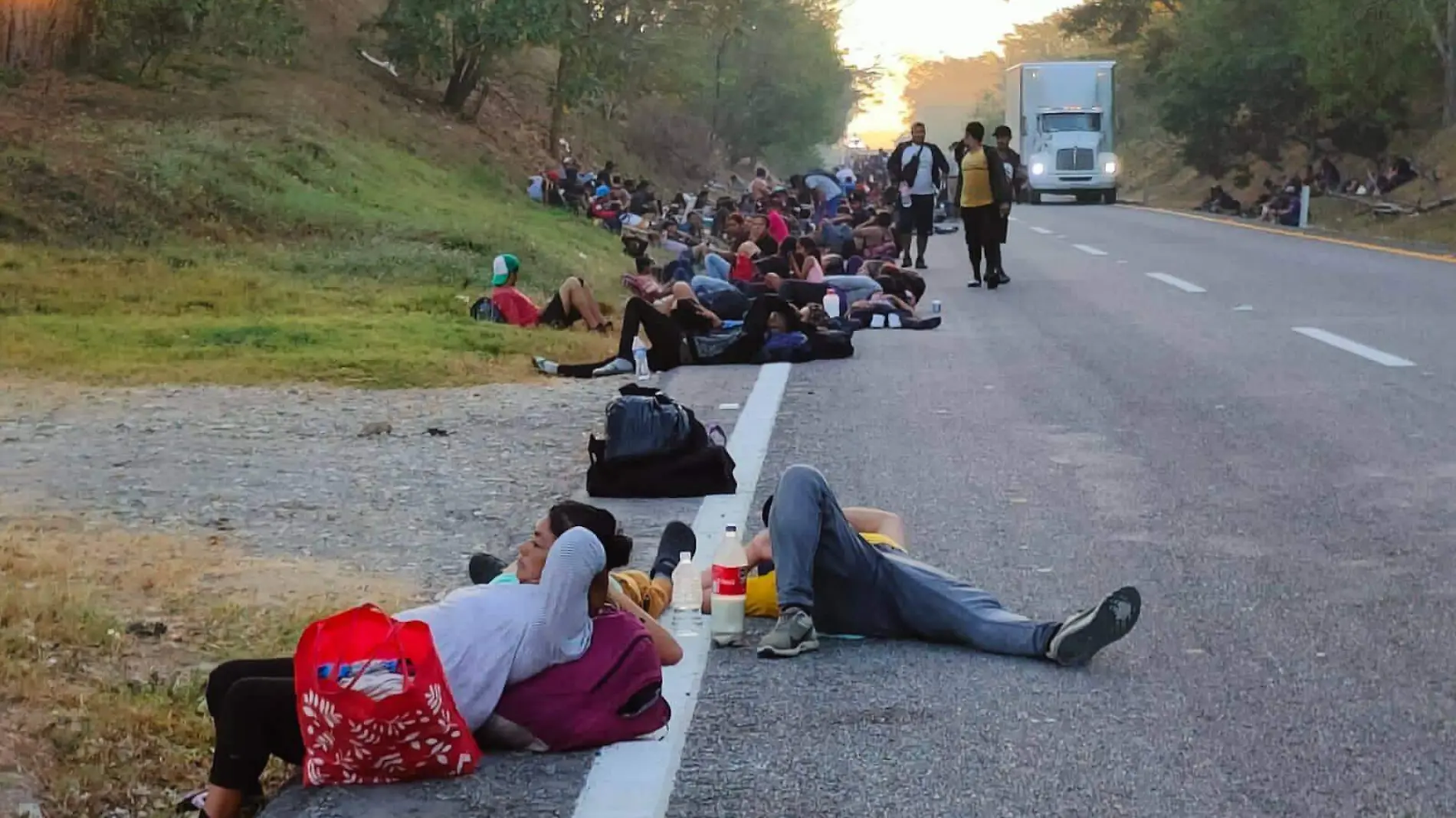 migrantes descancansado en carretera